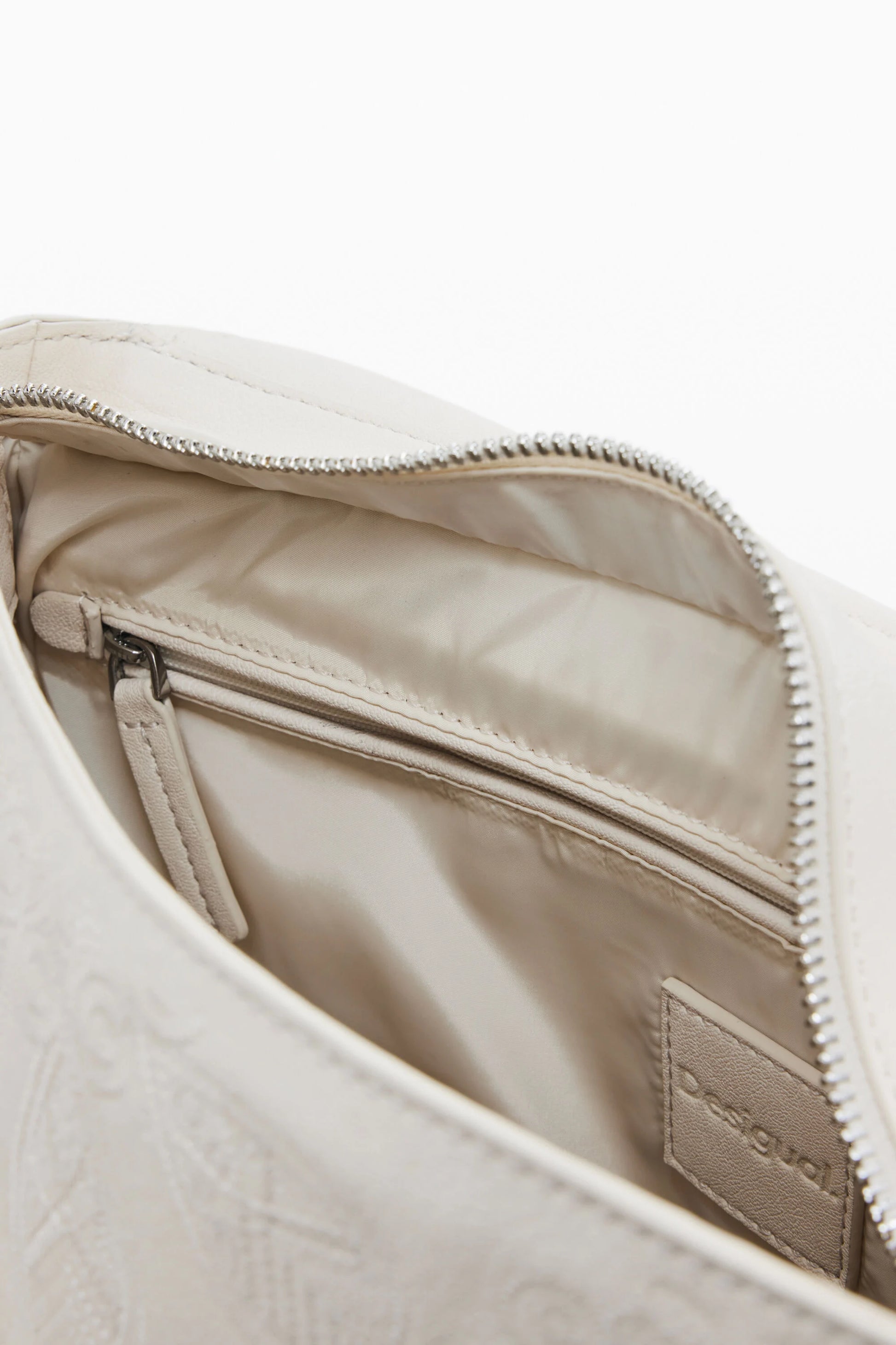 Sac Desigual élégant et compact avec fermeture magnétique, idéal pour un usage quotidien.