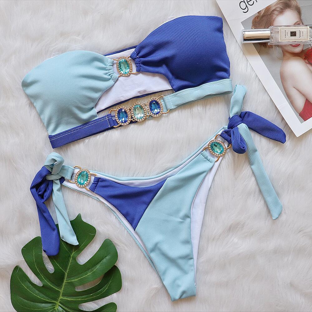 Bikini élégant avec cristaux scintillants, bretelles ajustables et pad détachable