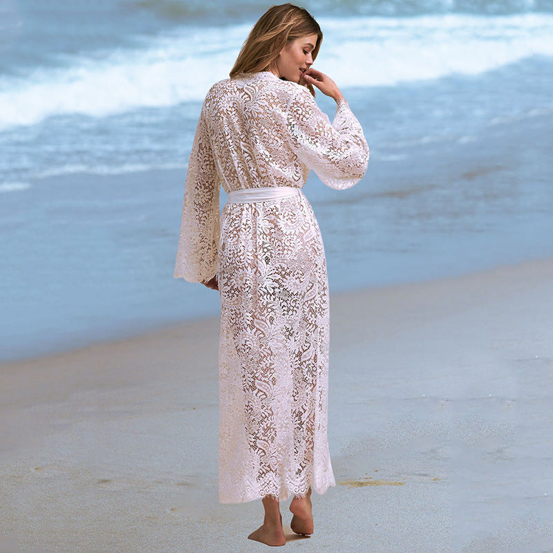 Blouse élégante en dentelle ajourée, parfaite pour la plage et les soirées estivales.