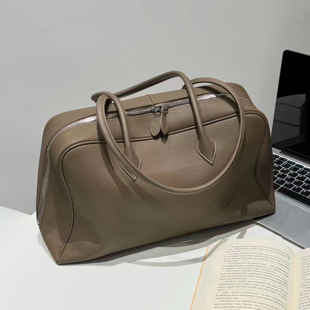 Sac à main moderne avec grande capacité et design élégant.