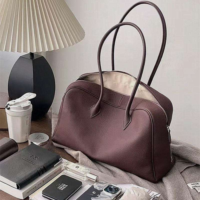 Sac à main moderne avec grande capacité et design élégant.