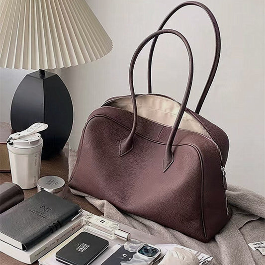 Sac à main moderne avec grande capacité et design élégant.