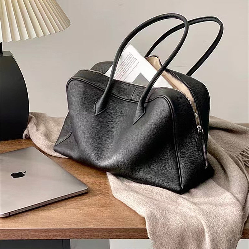Sac à main moderne avec grande capacité et design élégant.