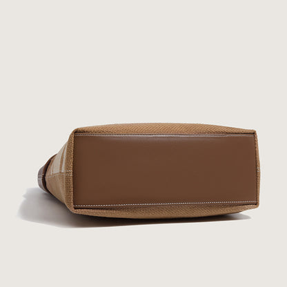 Sac à main en toile robuste avec garniture en cuir pour femmes modernes.