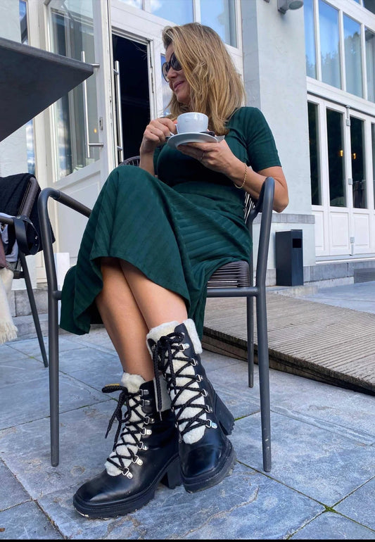 Bottes femme de combat en cuir de veau noir avec détails en peau de mouton – Cassia | Zachoo