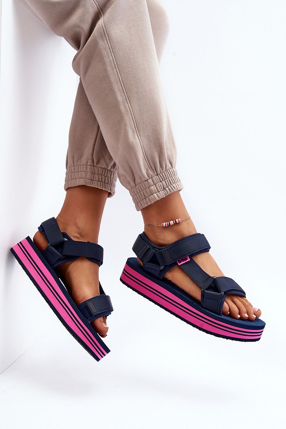 Sandales confortables pour femmes avec plateforme en mousse et bride velcro.