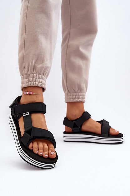 Sandales confortables pour femmes avec plateforme en mousse et bride velcro.