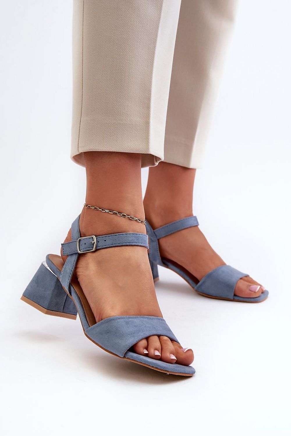 Sandales en daim écologique avec talon bloc et fermeture réglable.