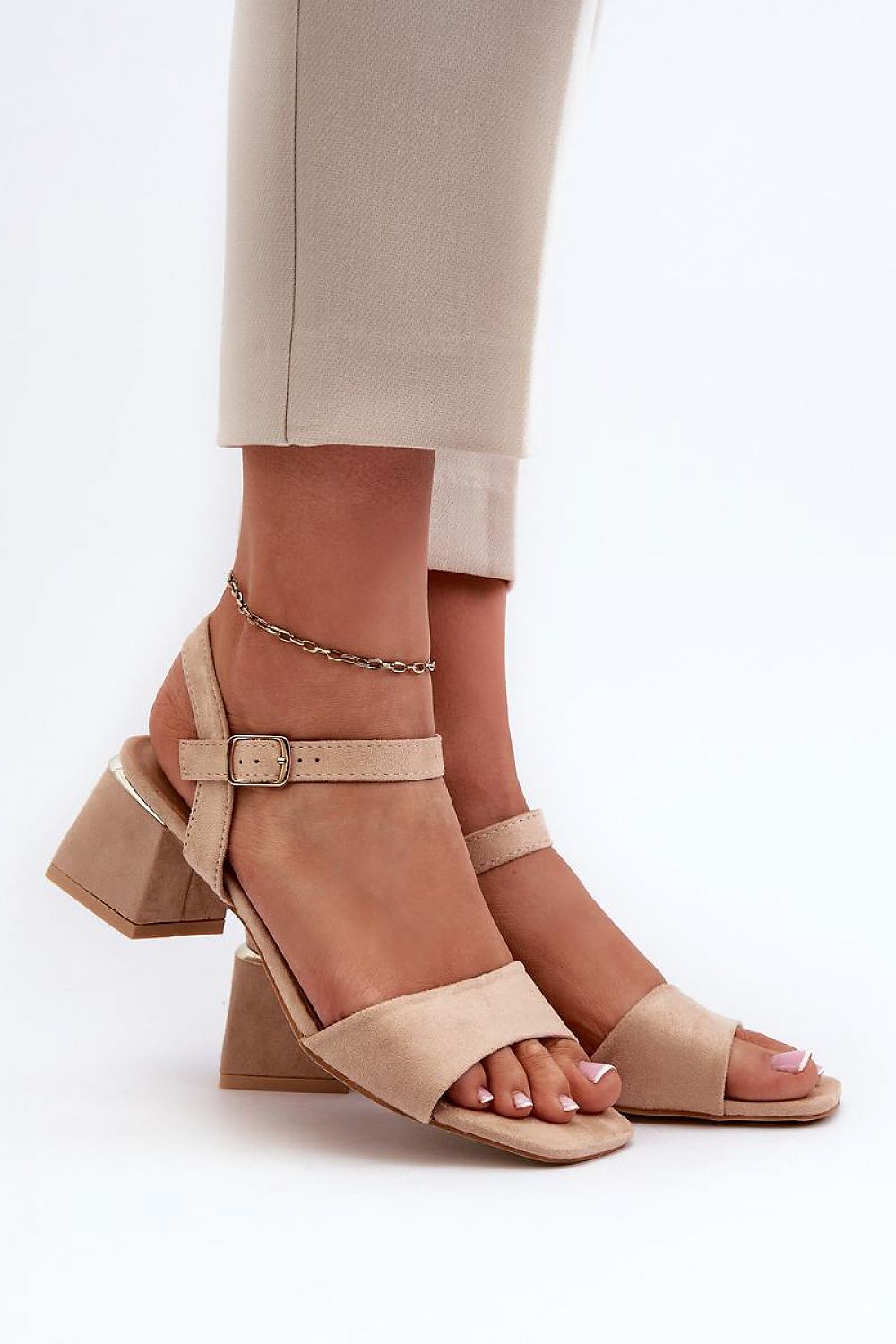Sandales en daim écologique avec talon bloc et fermeture réglable.