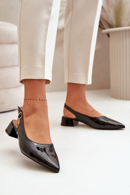 Ballerines élégantes à talons bas pour femme.