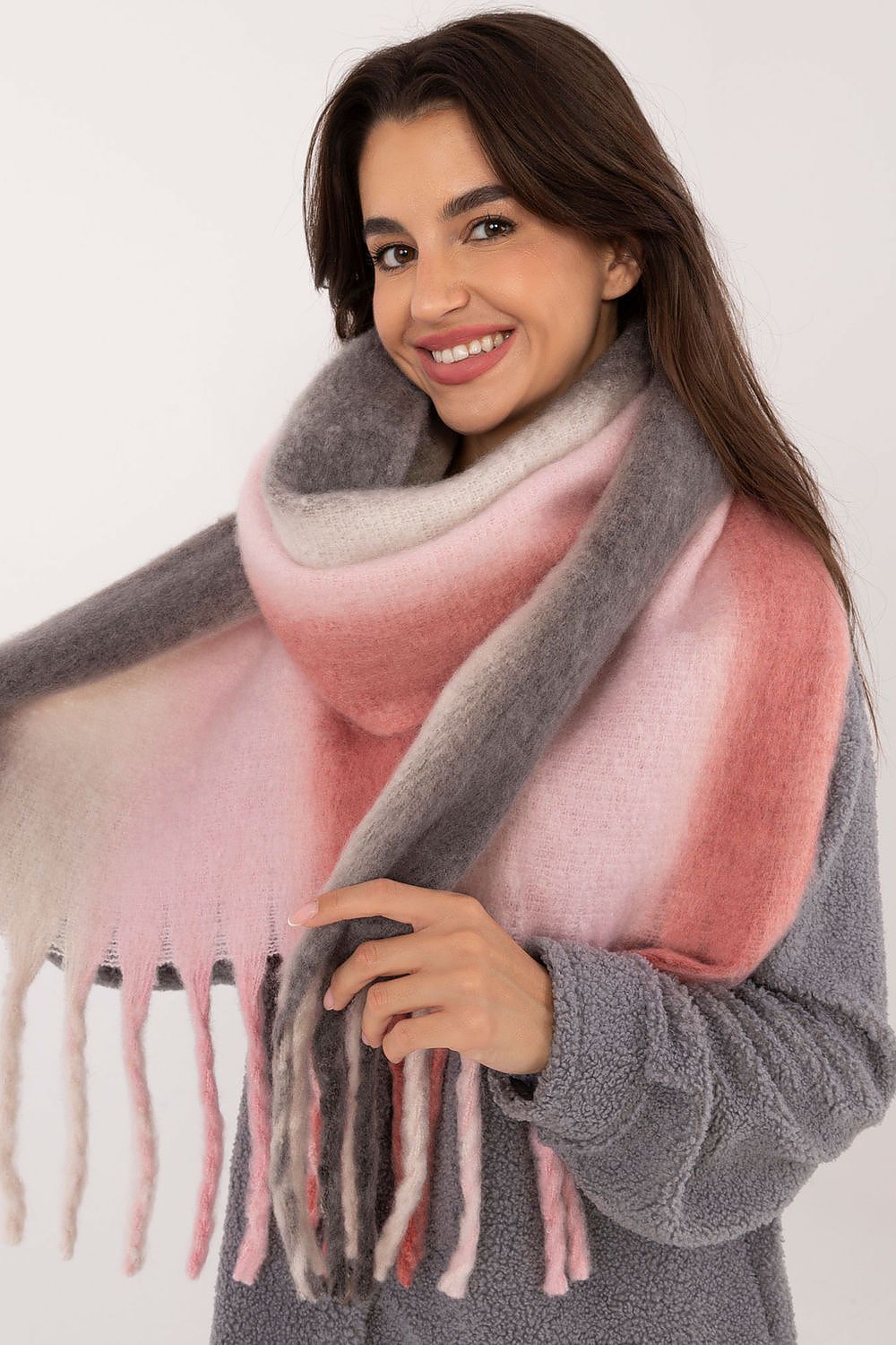Écharpe femme en polyester avec pompons – Liora gris universelle | Zachoo