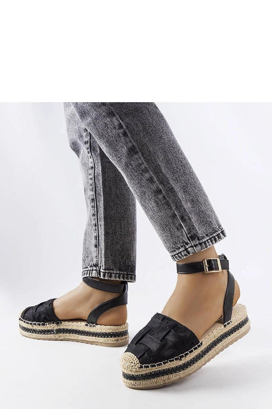 Espadrille noire élégante avec semelle à plateforme pour un confort optimal.