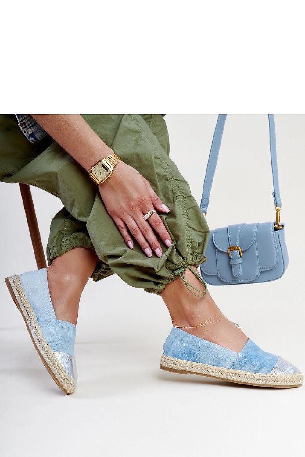 Espadrille légère et élégante avec semelle souple pour un confort optimal.