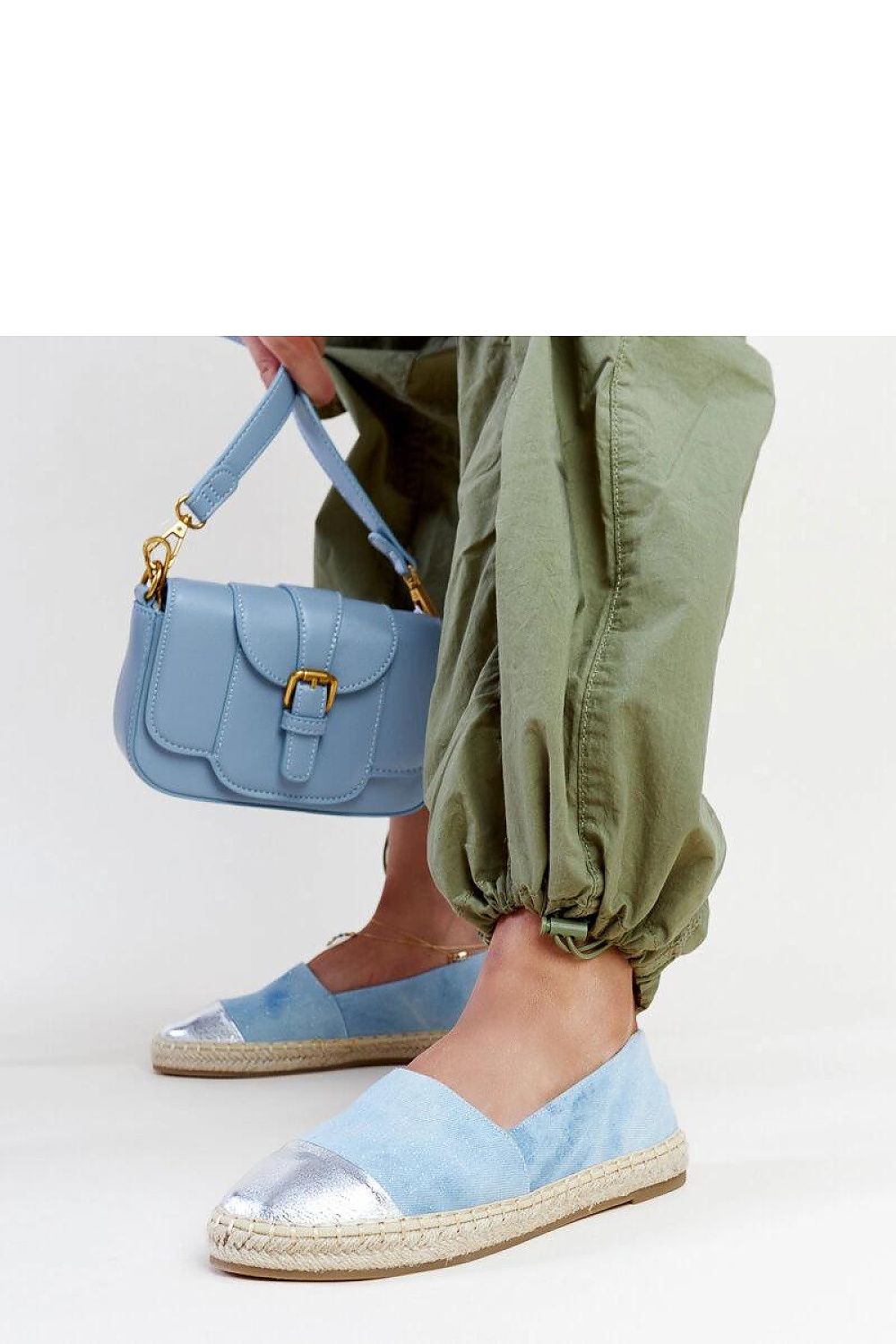Espadrille légère et élégante avec semelle souple pour un confort optimal.