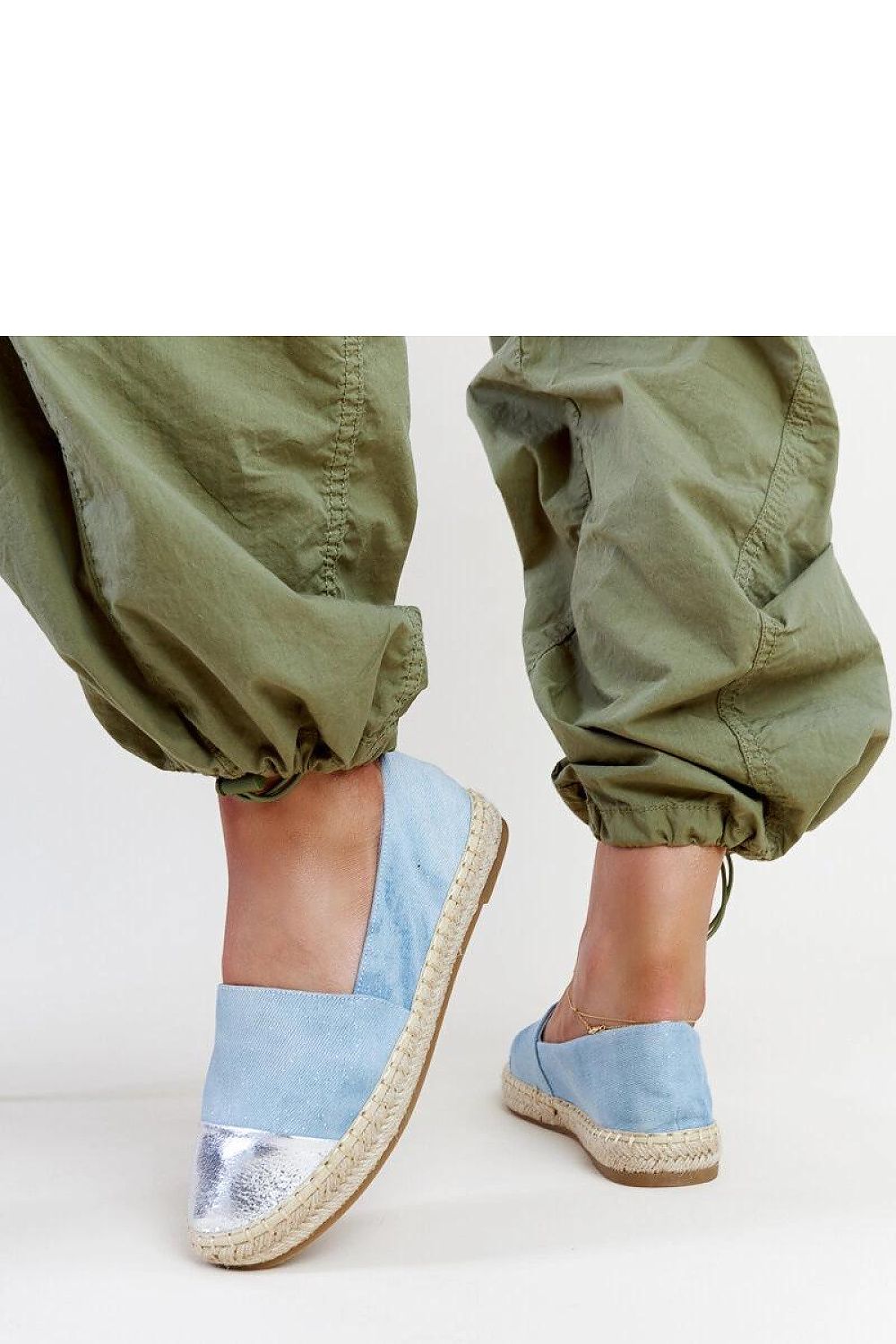 Espadrille légère et élégante avec semelle souple pour un confort optimal.