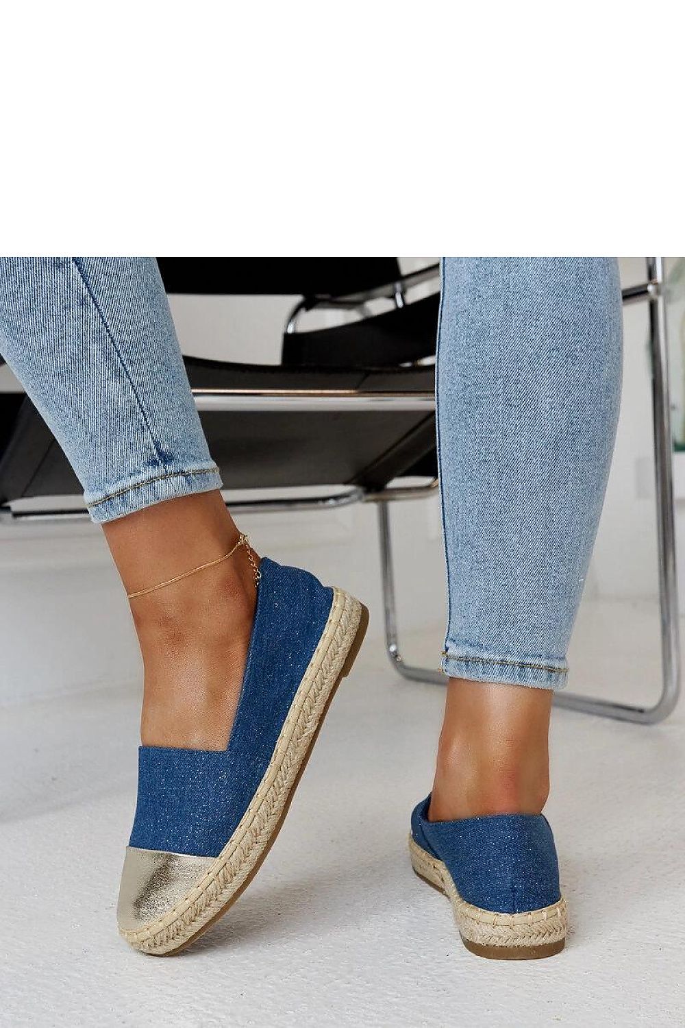 Espadrille légère et élégante avec semelle souple pour un confort optimal.