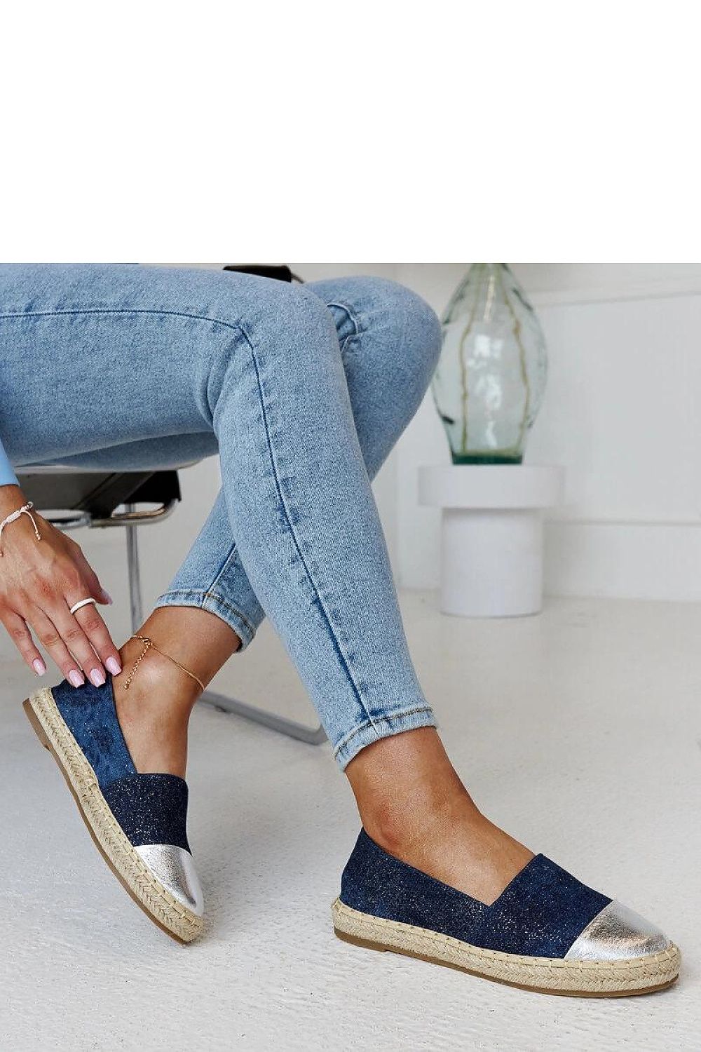 Espadrille légère et élégante avec semelle souple pour un confort optimal.