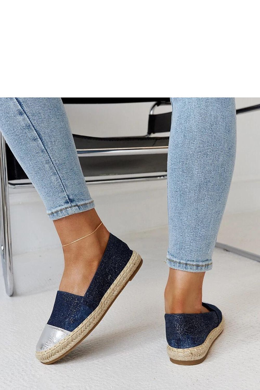 Espadrille légère et élégante avec semelle souple pour un confort optimal.