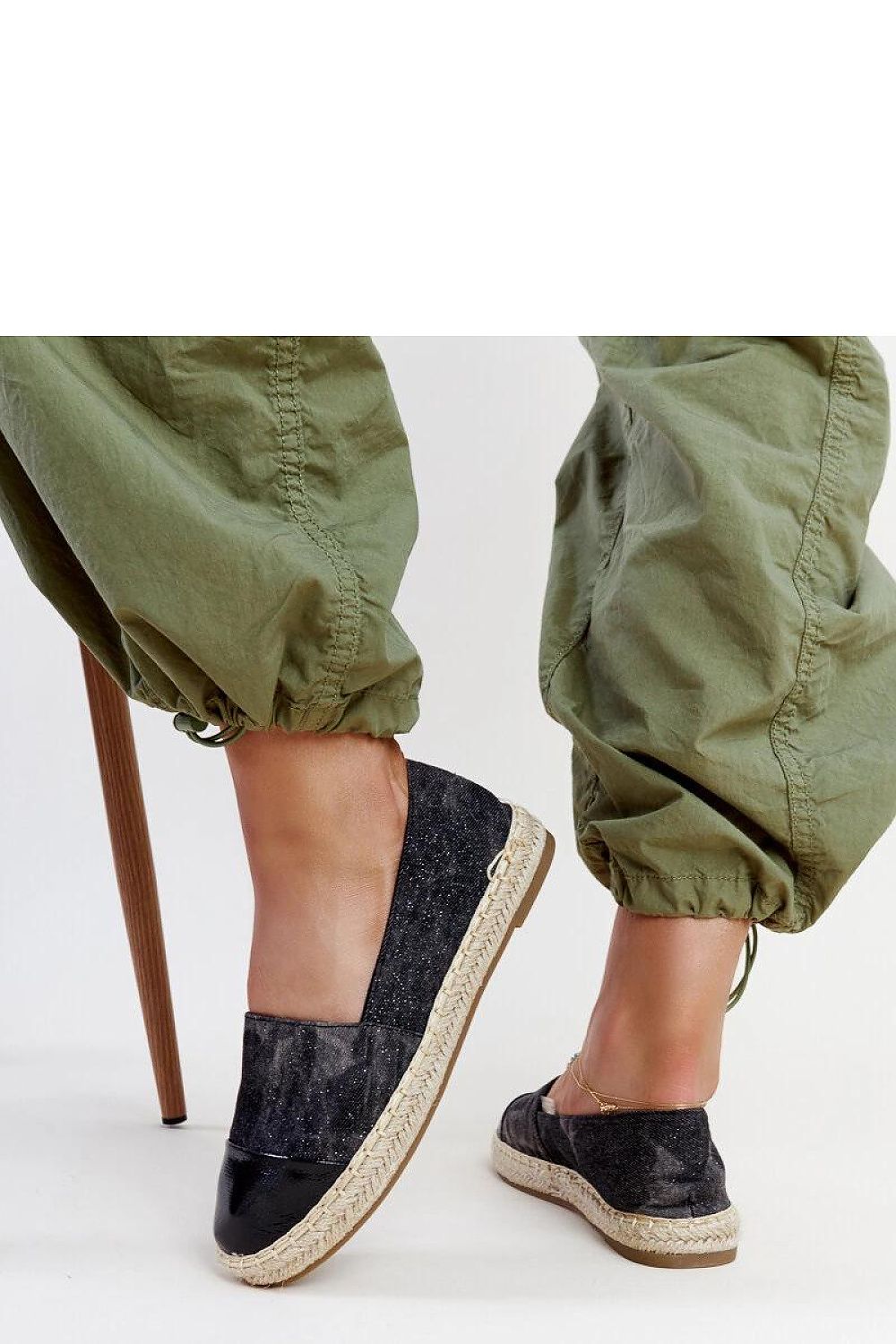 Espadrille légère et élégante avec semelle souple pour un confort optimal.