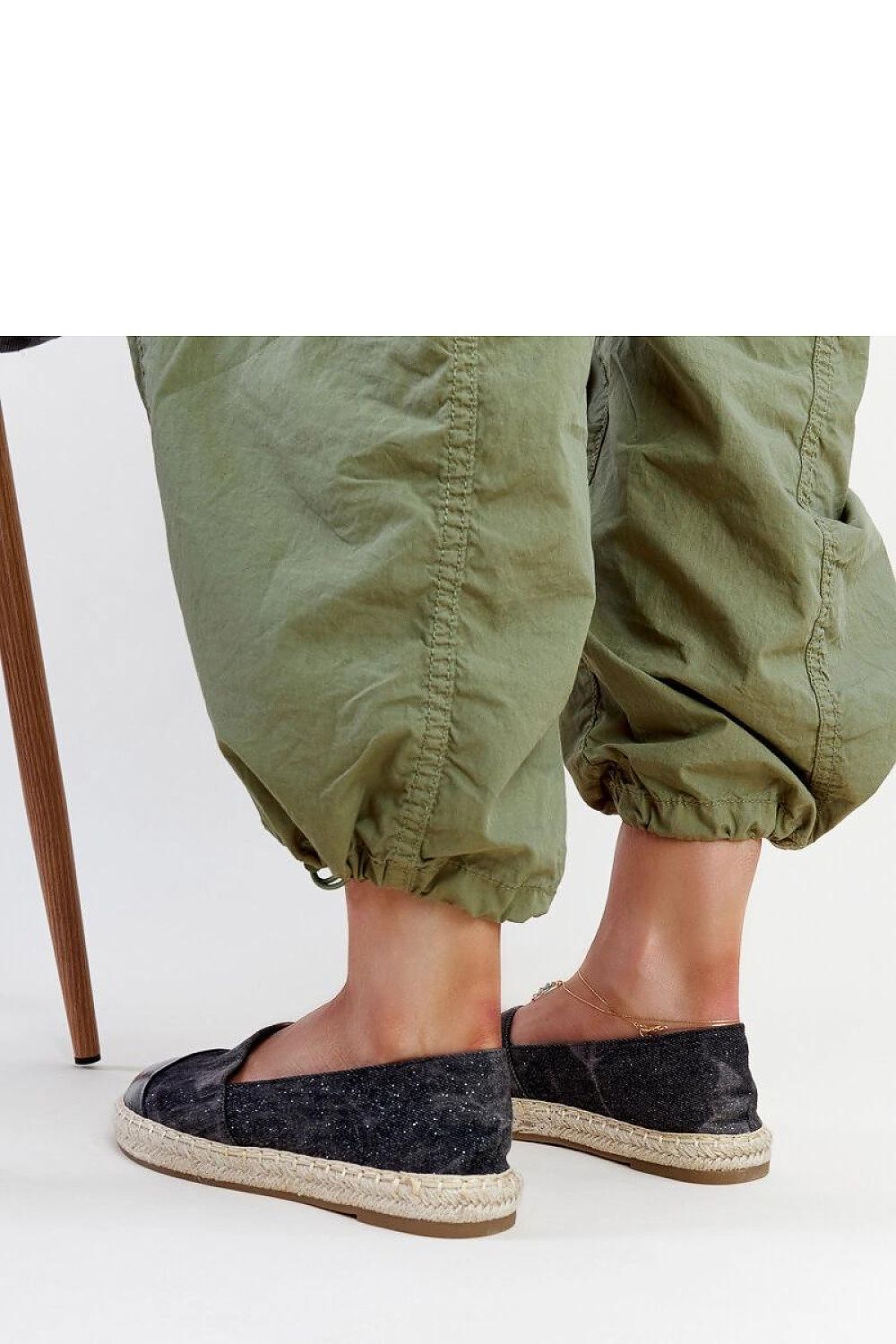 Espadrille légère et élégante avec semelle souple pour un confort optimal.