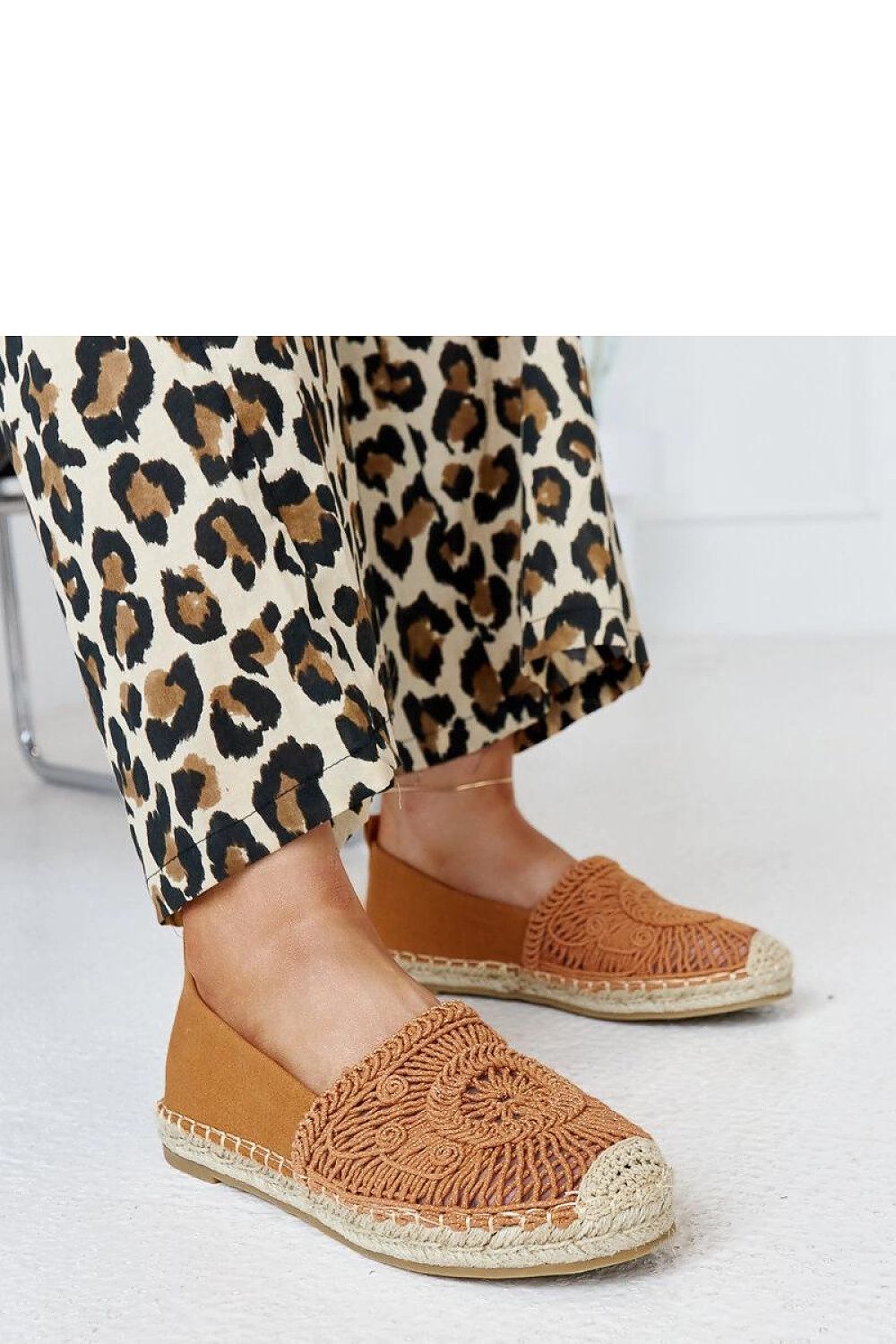 Espadrilles marron avec broderie artisanale Kalba, parfaites pour l’été