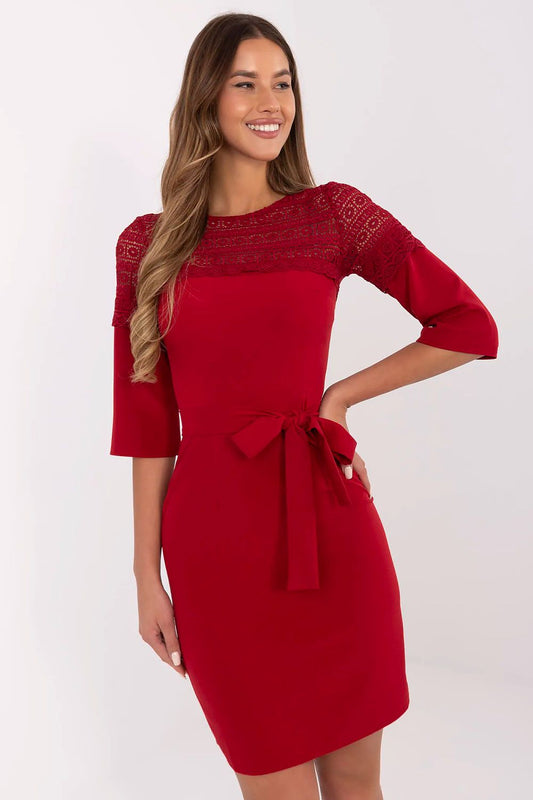Robe de cocktail élégante avec coupe crayon et tissu fluide.
