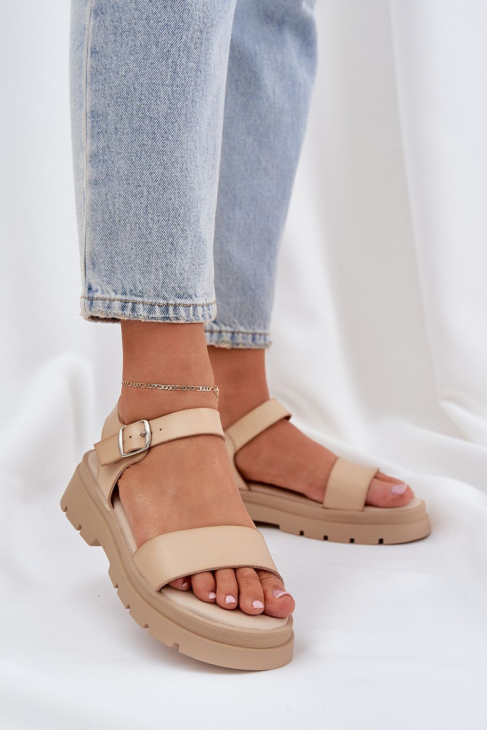 Sandales confortables en cuir écologique avec talon plat et plateforme.