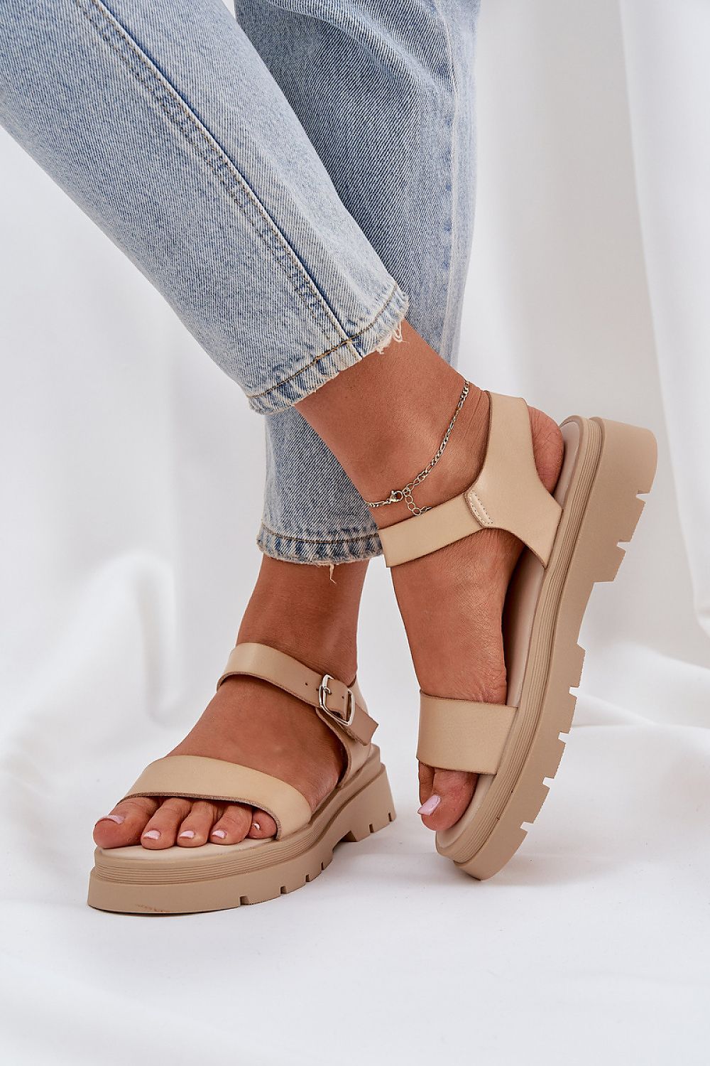 Sandales confortables en cuir écologique avec talon plat et plateforme.