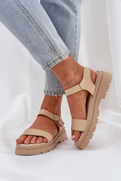 Sandales confortables en cuir écologique avec talon plat et plateforme.