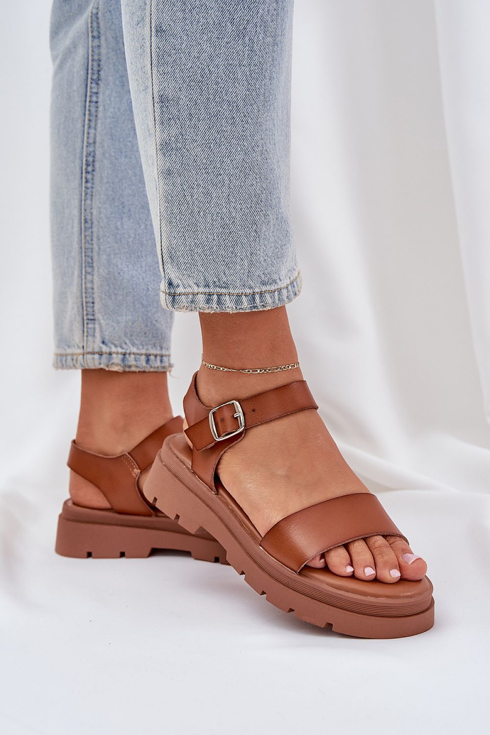 Sandales confortables en cuir écologique avec talon plat et plateforme.