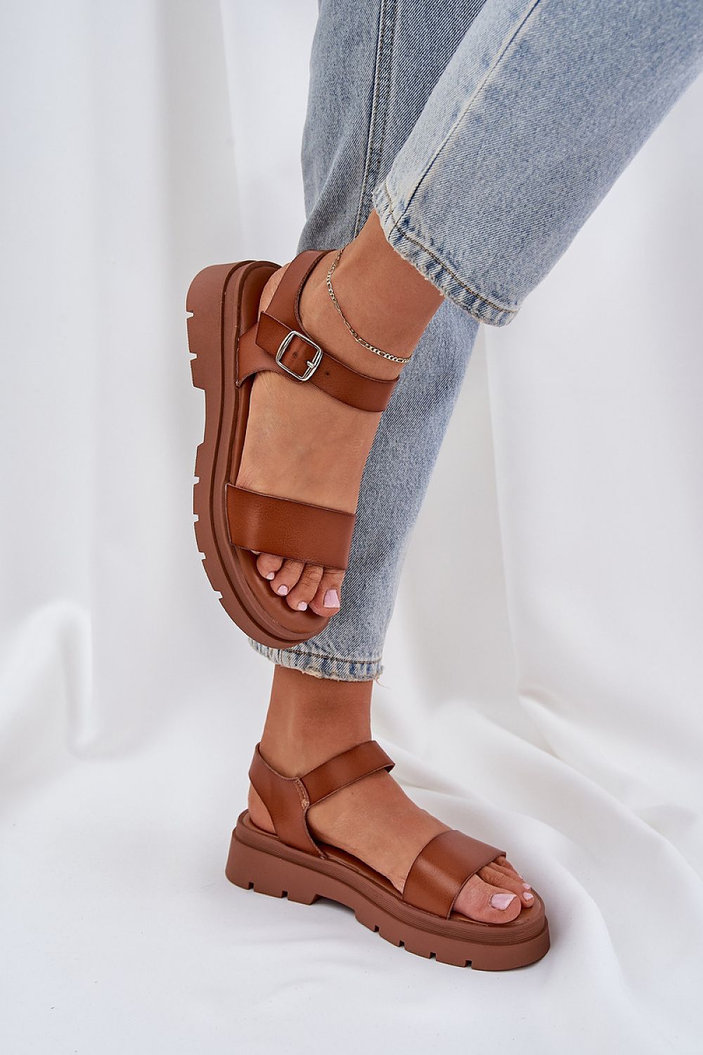 Sandales confortables en cuir écologique avec talon plat et plateforme.