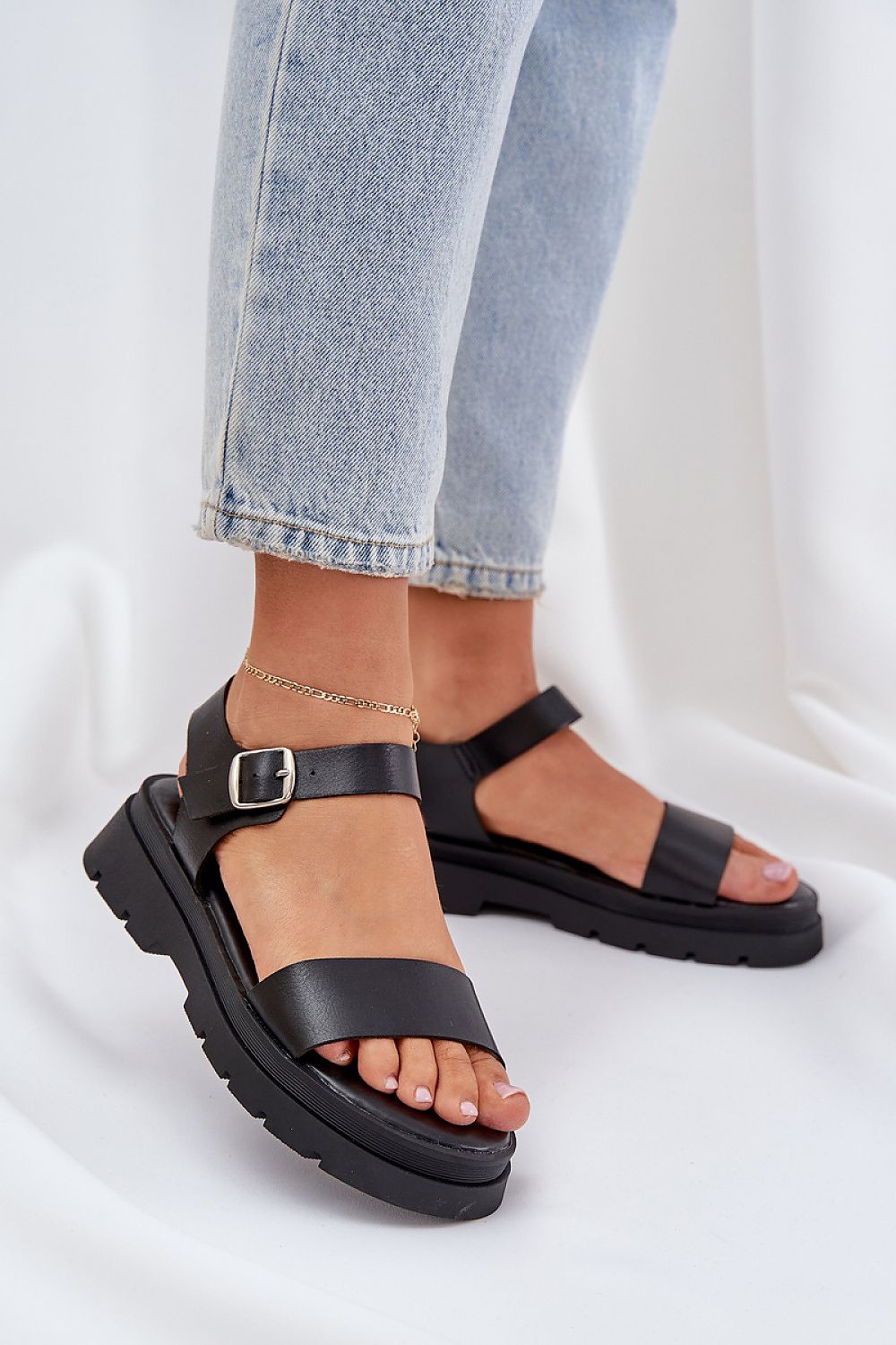 Sandales confortables en cuir écologique avec talon plat et plateforme.