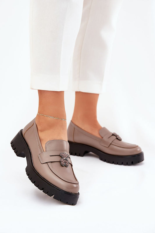 Mocassins élégants en cuir naturel offrant confort et style.