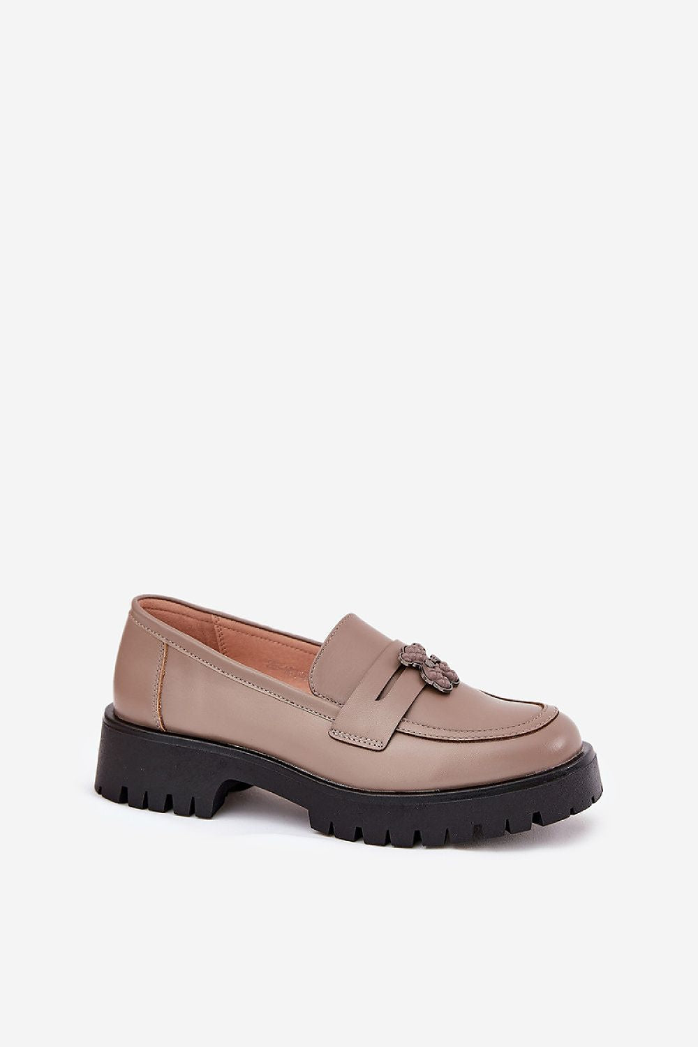 Mocassins élégants en cuir naturel offrant confort et style.