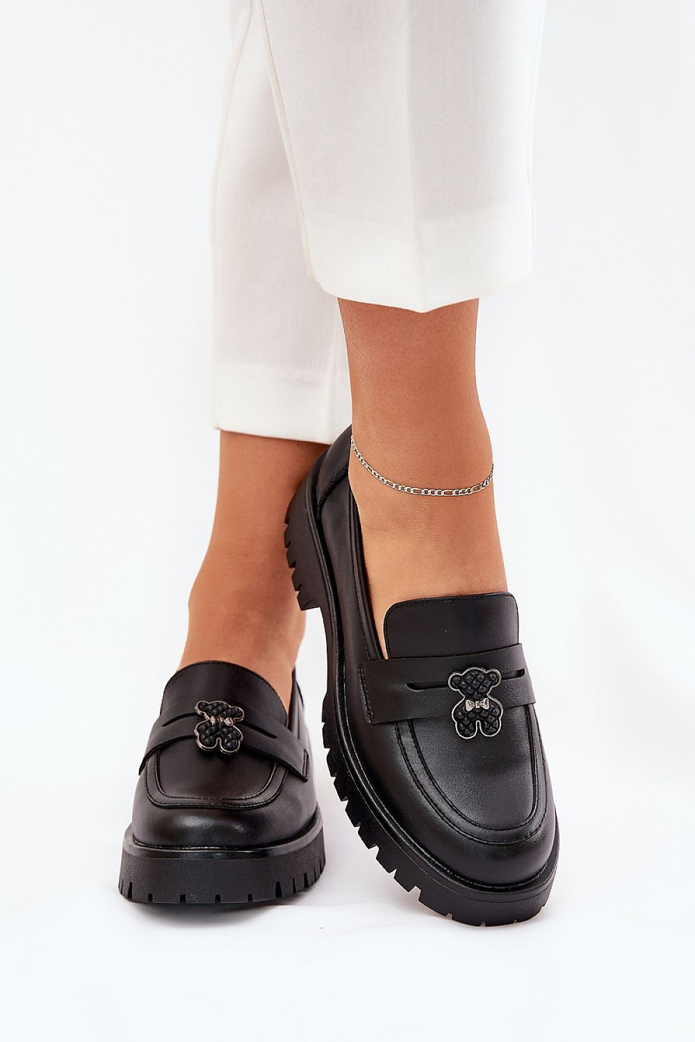 Mocassins élégants en cuir naturel offrant confort et style.