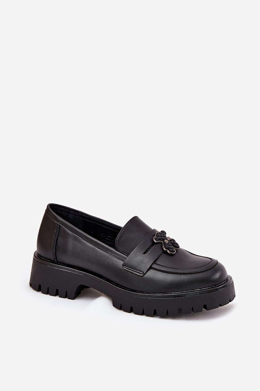 Mocassins élégants en cuir naturel offrant confort et style.