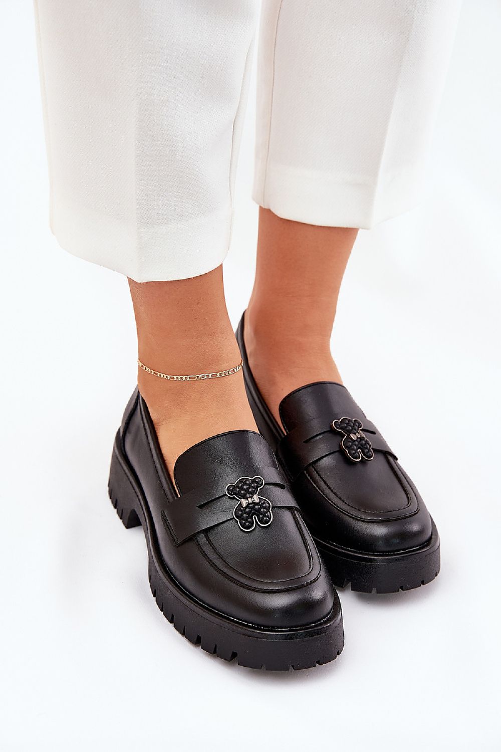 Mocassins élégants en cuir naturel offrant confort et style.
