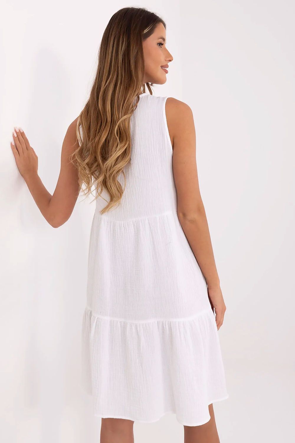Robe d’été fluide et légère avec coupe évasée en coton aéré.