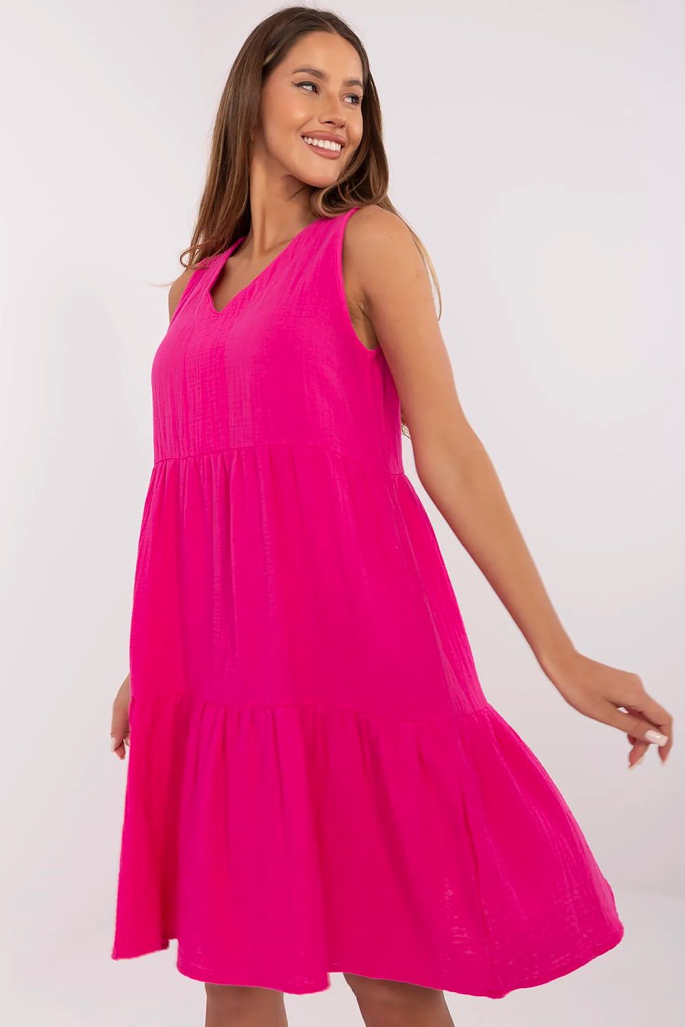 Robe d’été fluide et légère avec coupe évasée en coton aéré.