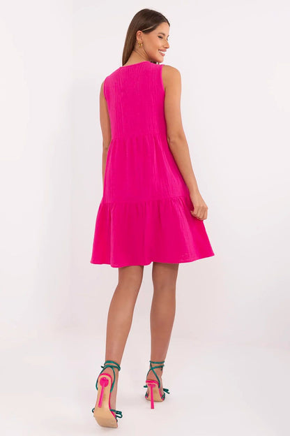 Robe d’été fluide et légère avec coupe évasée en coton aéré.