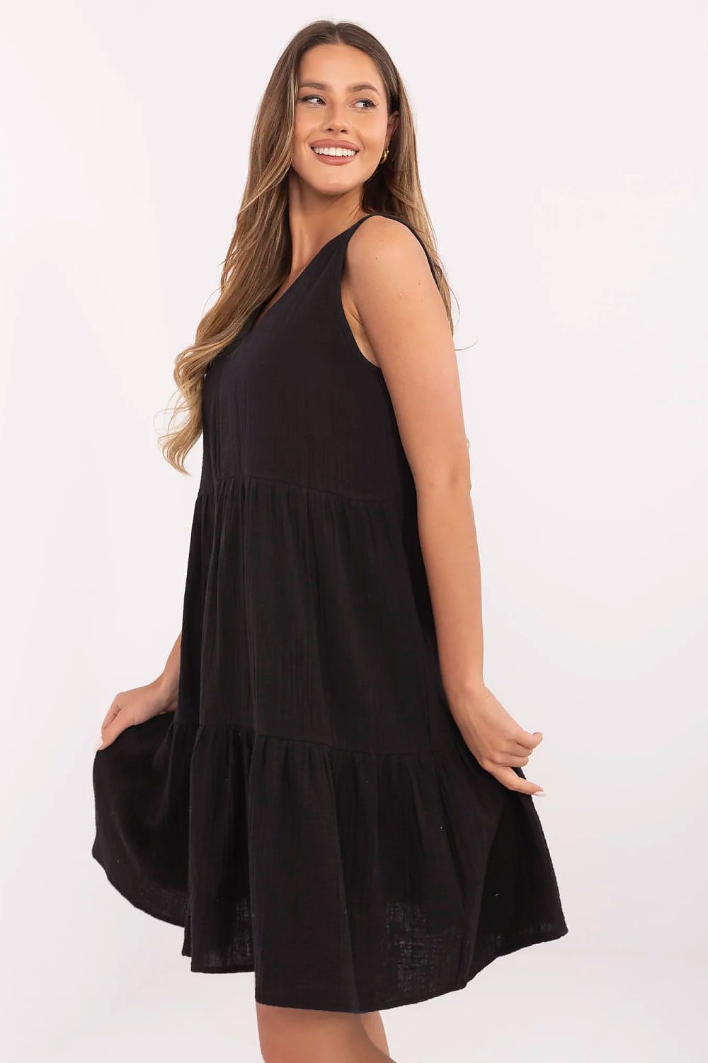 Robe d’été fluide et légère avec coupe évasée en coton aéré.