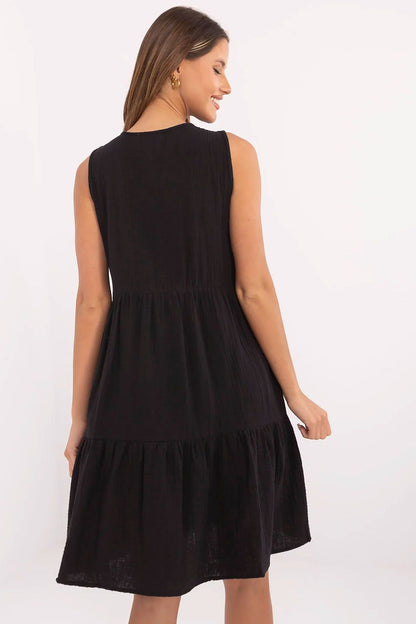 Robe d’été fluide et légère avec coupe évasée en coton aéré.