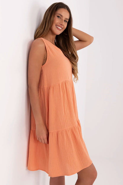 Robe d’été fluide et légère avec coupe évasée en coton aéré.