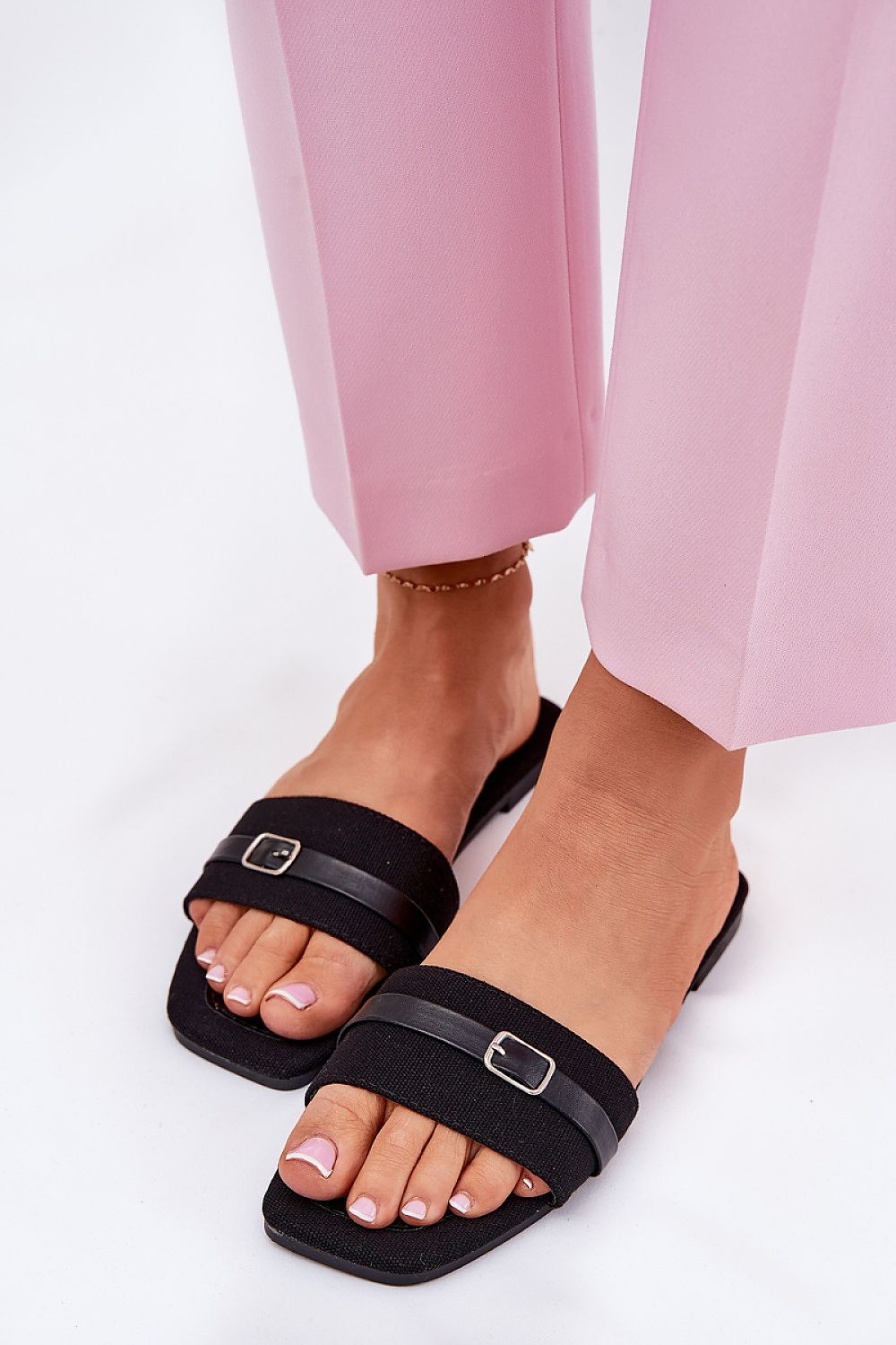 Sandales plates pour femmes avec bride et boucle, confortables et élégantes.