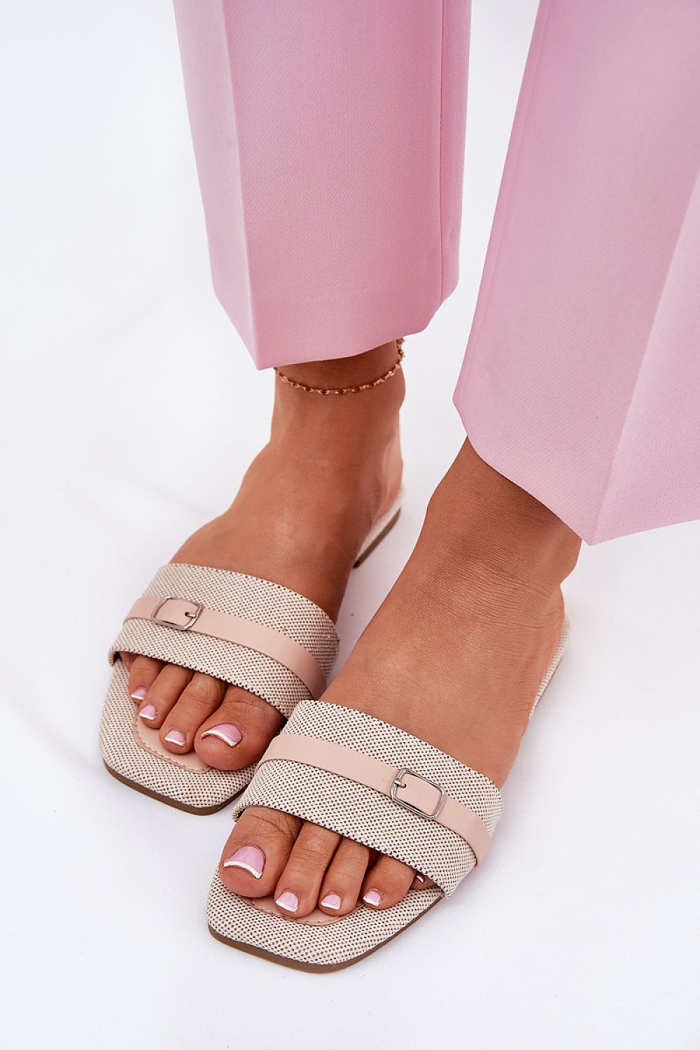 Sandales plates pour femmes avec bride et boucle, confortables et élégantes.