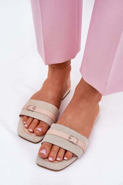 Sandales plates pour femmes avec bride et boucle, confortables et élégantes.