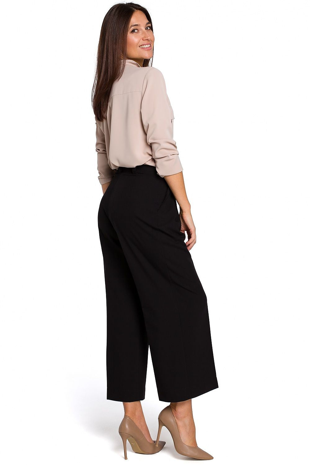 Pantalon fluide et élégant, idéal pour un look chic et confortable.