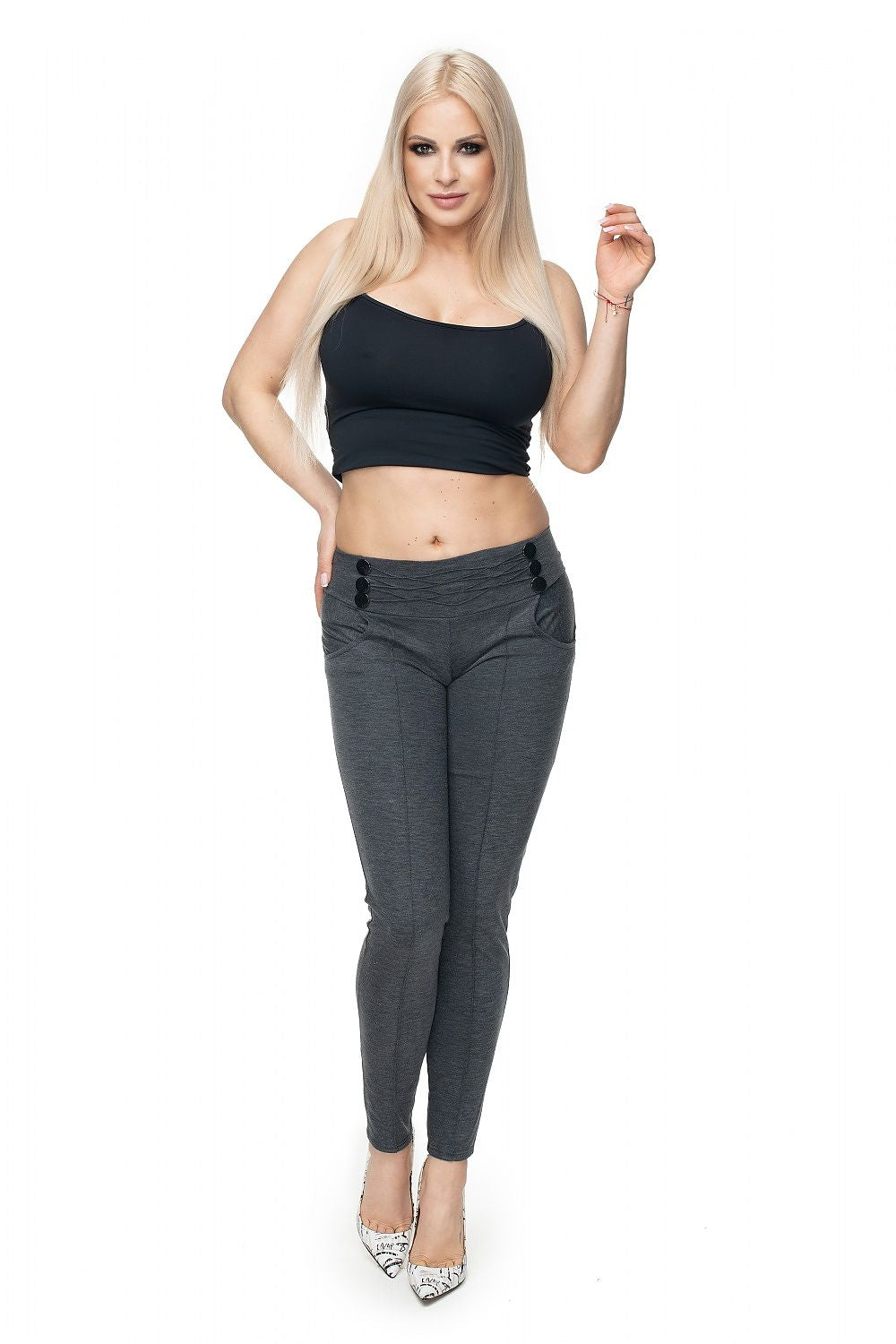 Pantalon ajusté avec boutons décoratifs et poches coulissantes.