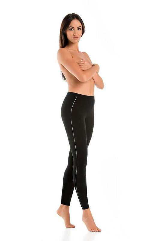 Leggings longs en coton avec coutures décoratives blanches, parfaits pour un usage quotidien et sportif.