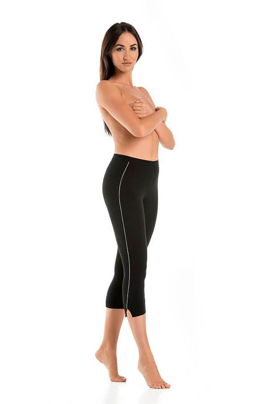 Legging court ajusté avec empiècements latéraux et fente subtile.